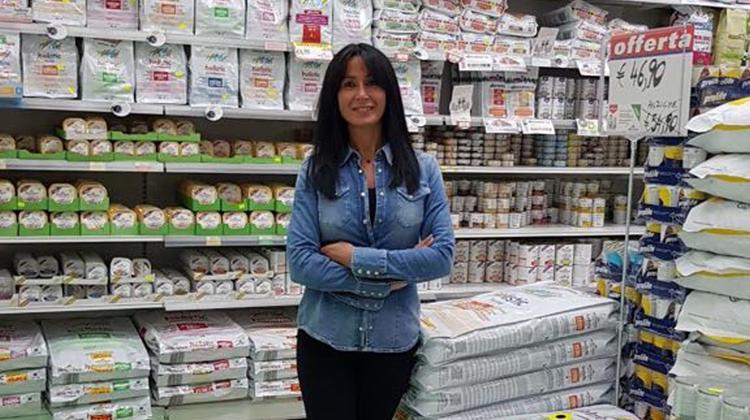 Sabrina Salvarese nel negozio dove lavora da una dozzina d'anni