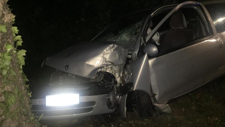 La Renault Twingo schiantata contro un albero in viale Diaz