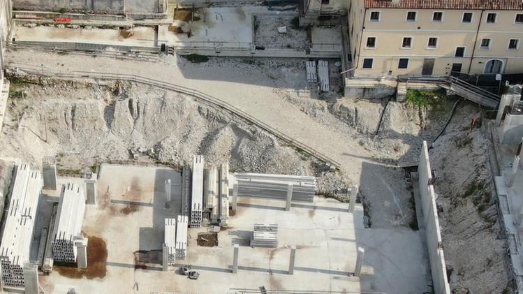 Giannantonio VardanegaIl cancello dell’area dei lavori malinconicamente sbarrato da tempoIl cantiere del polo Santa Chiara in un’immagine dall’altp FOTO CECCON