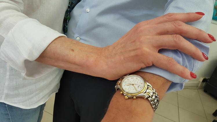 Due ragazze hanno sfilato l'orologio da 2.600 euro