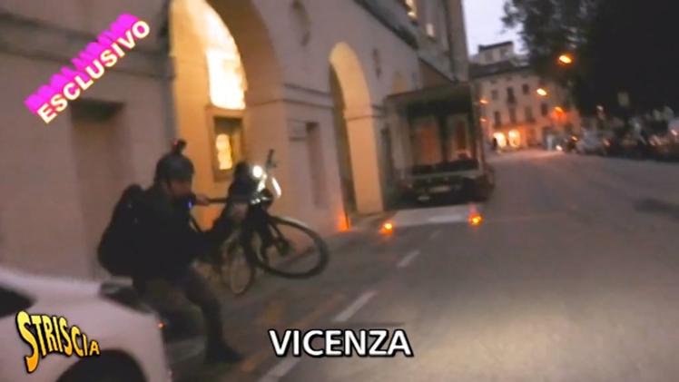 Il video di Striscia la notizia con l'aggressione a Brumotti