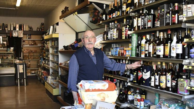 Mario Lovato, 76 anni, nel negozio che gestisce da una vita e dove è stato aggredito dai giovani