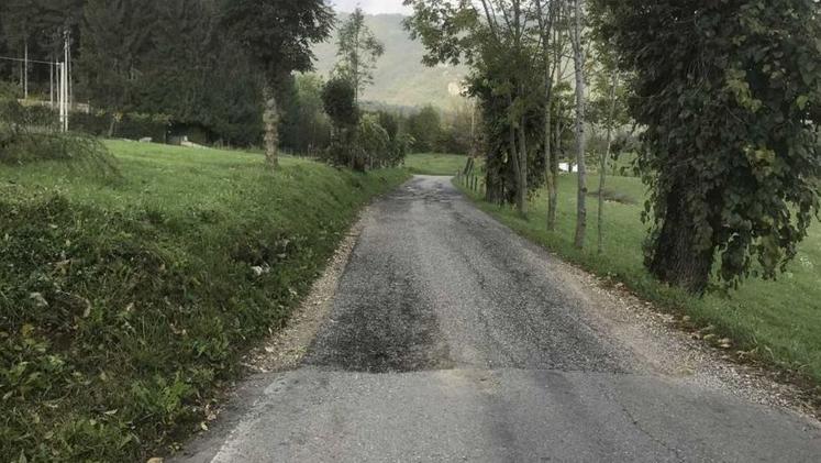 Un tratto della strada Maso-Vegri: raggiunto l’accordo per completare le asfaltature.  VE.MO.