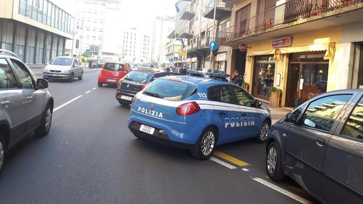Una volante della polizia in viale Milano (Foto Archivio)