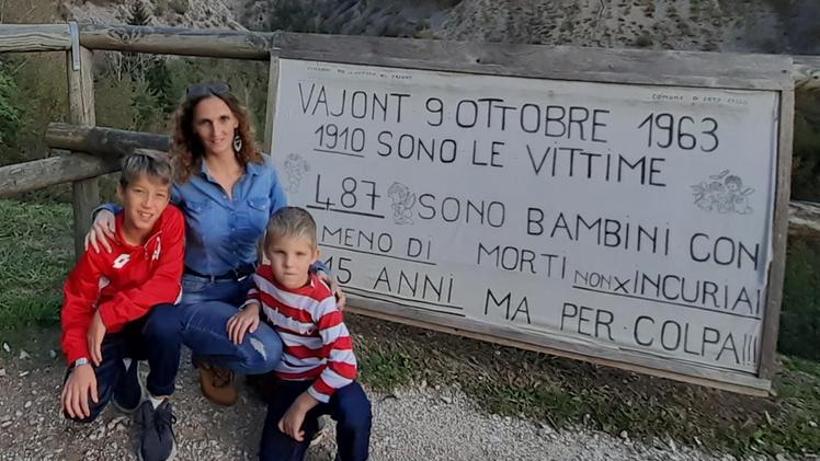 Deborah Basso con i suoi due figli dopo la commemorazione. L.P.