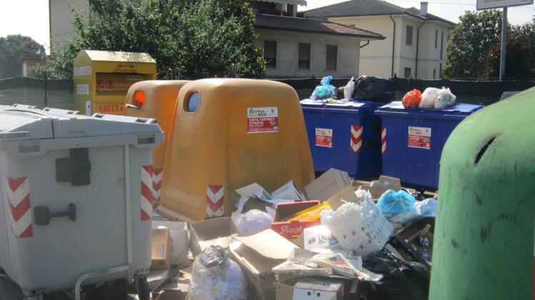 Una immagine emblematica della situazione della raccolta dei rifiuti ad Arcugnano
