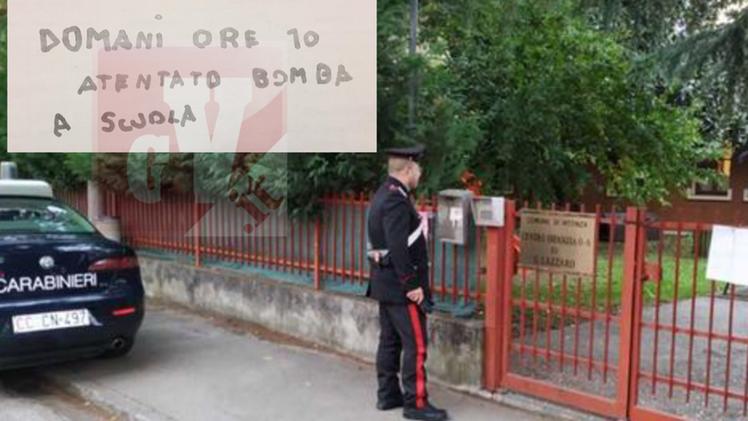 I carabinieri davanti alla scuola e il biglietto trovato