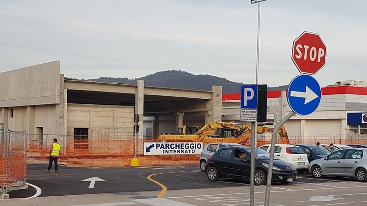 I lavori in corso al supermercato Tosano per l’ampliamento del parcheggio e del magazzino. CARIOLATO