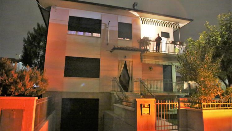 L’abitazione presi di mira dai ladri: in alto a destra il terrazzino dal quale si sono lanciati. FOTO CECCON