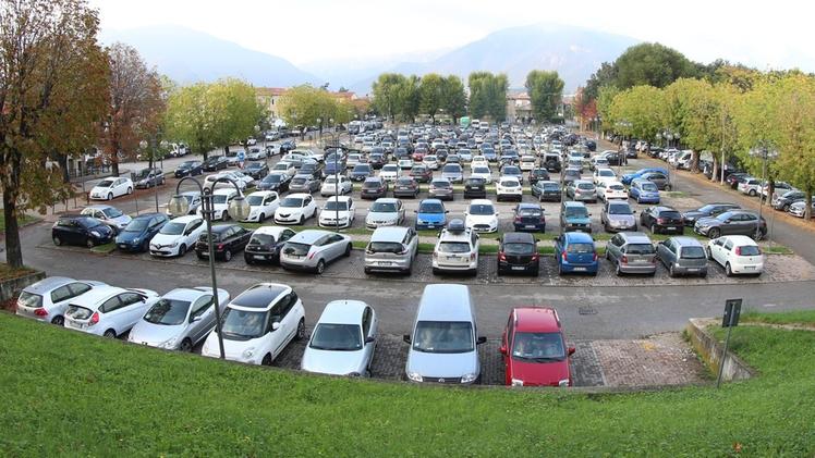 La presidente Paola Vidale  tra i consiglieri  Zulian e CarboniUna veduta del parcheggio pubblico in Prato Santa Caterina FOTO  CECCON