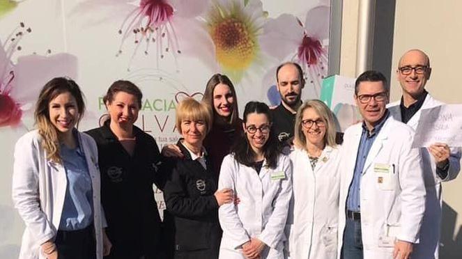 Giulia Andrighetto, a sinistra, con i colleghi della farmacia Galvan. S.M.