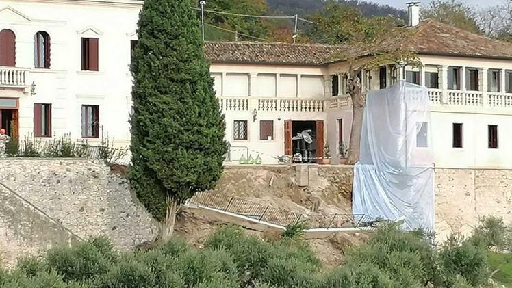 Il consistente crollo della parte di muro di sostegno del cortile di Villa Vescova. FOTO BERTOZZO