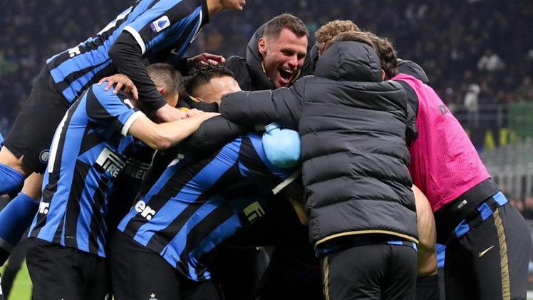 L’esultanza dei giocatori dell’Inter dopo il gol di Barella