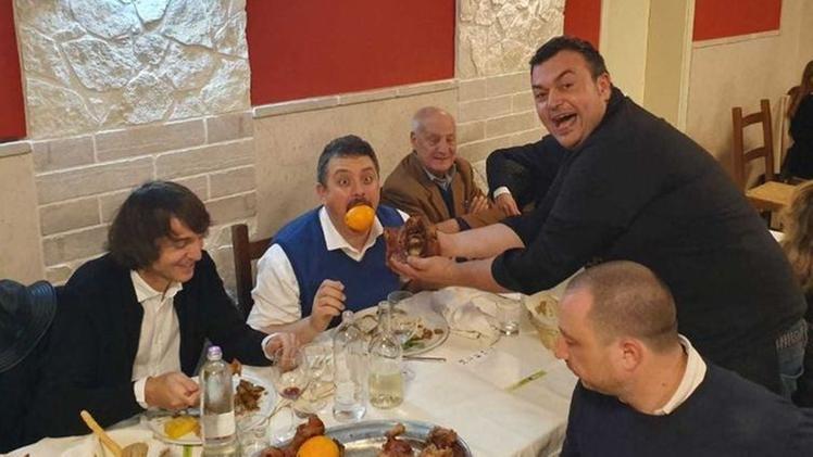 Cruciani e FormaggioUn momento goliardico alla cena dei fans de “La Zanzara”