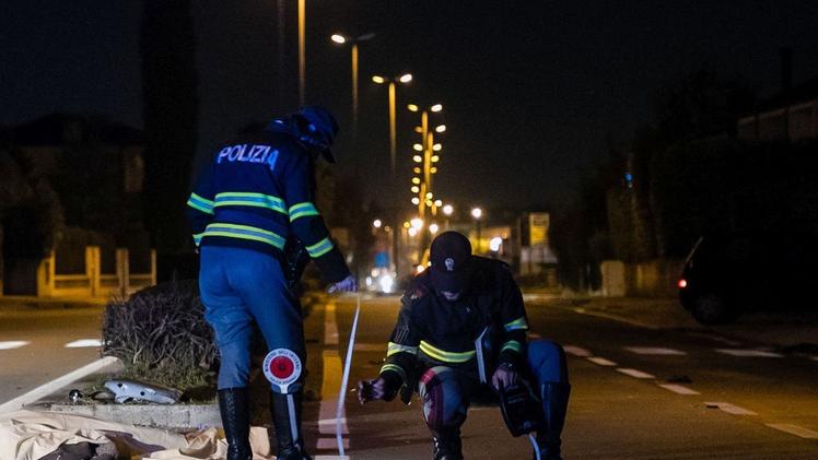 I rilievi della Polizia stradale sul luogo del tragico incidente in via dei Carpani a Castelfranco