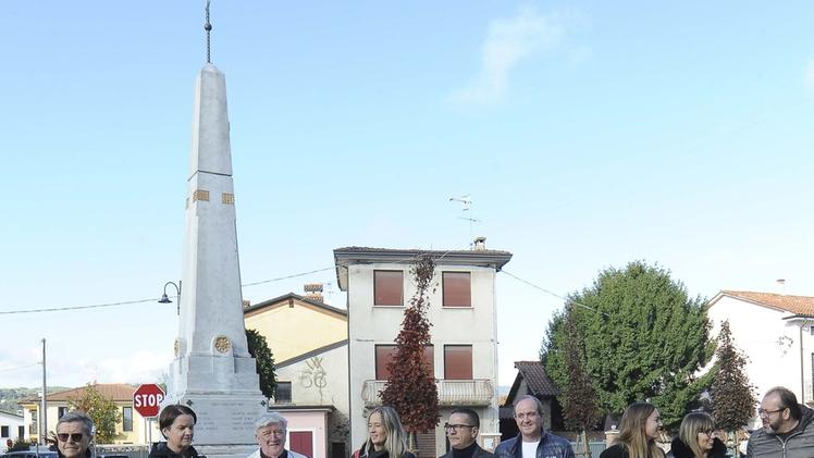 La cerimonia del taglio del nastro della nuova piazza di Tezze.  TROGUIl monumento ai Caduti.  TROGU