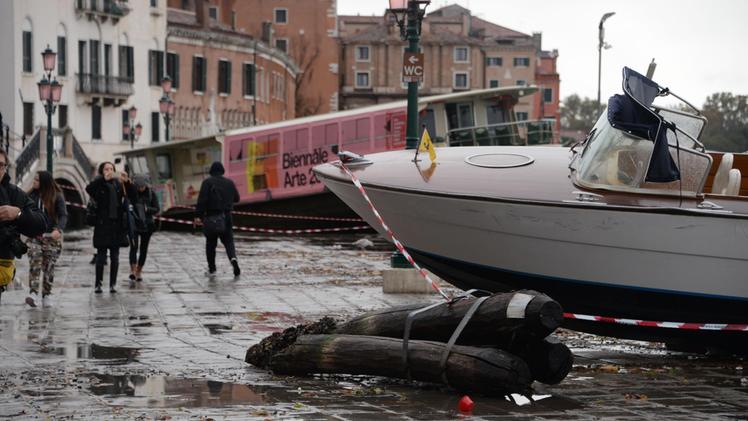 I danni causati dall'alta marea a Venezia. ANSA/ANDREA MEROLA