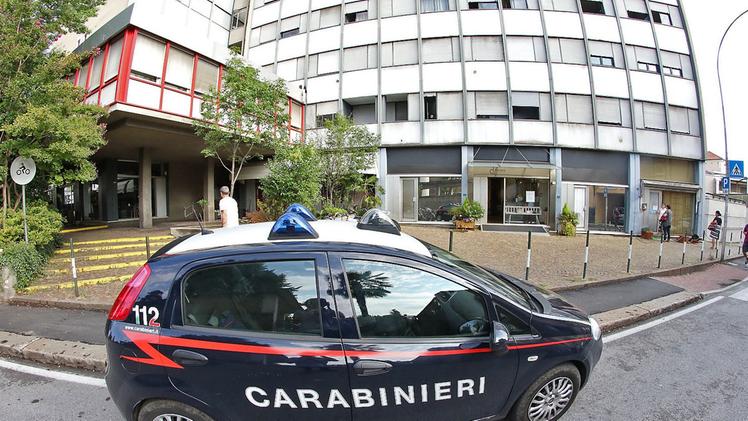 L’ingresso del Blu Bar di via Baccarini, dov’è avvenuta la rapina.  R.T.Una pattuglia dei carabinieri sorveglia l’area.  STELLA