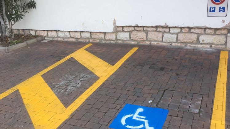 Un posto auto per i disabili. (Foto Archivio)