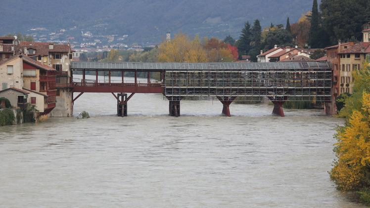 Il Ponte degli Alpini nel primo pomeriggio di ieri, quando il livello dell’acqua era a 2,84 metri FOTO CECCON
