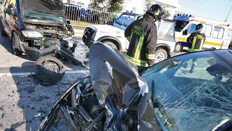 I resti delle auto dopo l’incidente del 2011 a Zanè. STELLA