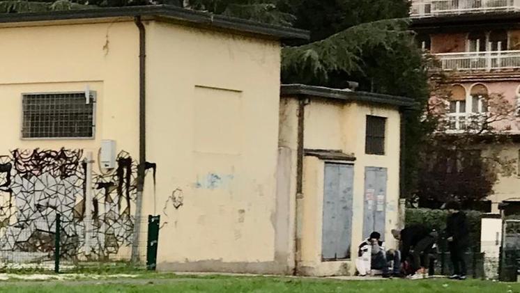 Da via Gorizia i tossicodipendenti si spostano nelle immediate vicinanze a Campo Marzo per bucarsi