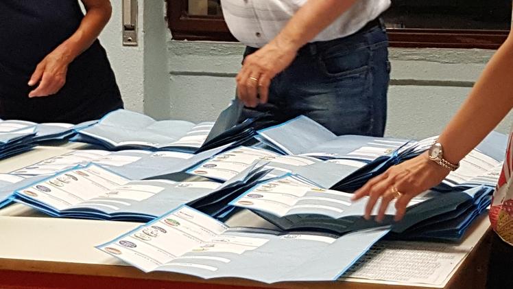 La conta delle schede elettorali in un’immagine di repertorio:  a Breganze dovrà essere rifatta