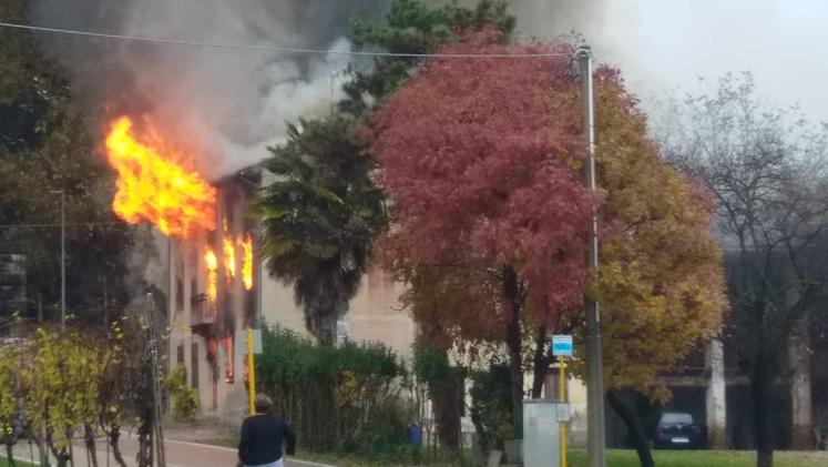 L'incendio divampato a Fara in via Reale