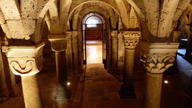 Acquapendente: la cripta della basilica. Viterbo: il palazzo dei Papi 