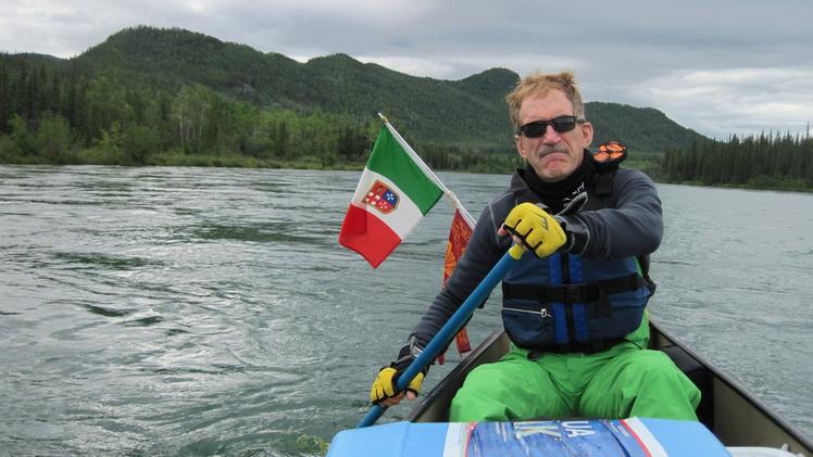 Giuseppe Faresin sul suo kayak durante la discesa del fiume Yukon, in Alaska