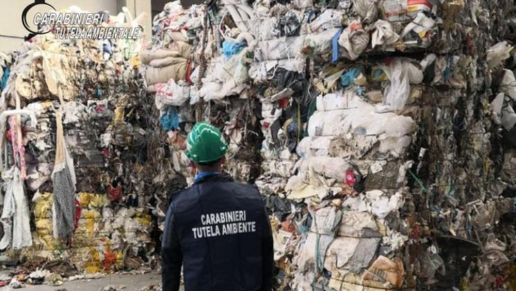 I rifiuti venivano stoccati illegalmente a centinaia di tonnellate in capannoni dismessi. ARCHIVIO