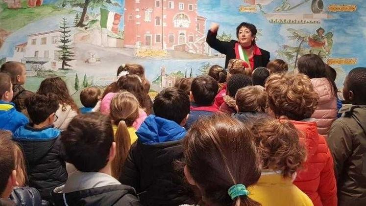Il sindaco Maresca spiega ai bambini il lavoro in Municipio. FADDA