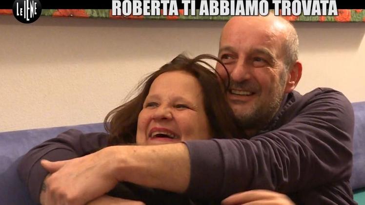 Il momento dell’abbraccio tra Luca e la sorella Monica Roberta durante il servizio di Giulio Golia della trasmissione “Le Iene” di Italia 1
