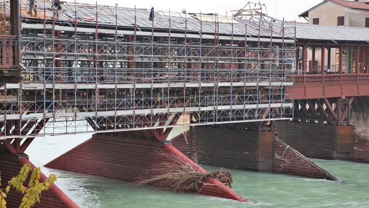 Il Ponte Vecchio dopo la recente ondata di piena. Una pianta è finita contro la stilata 2. CECCON