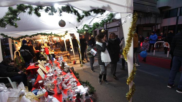 Un tradizionale mercatino allestito nel periodo natalizio.  ARCHIVIO