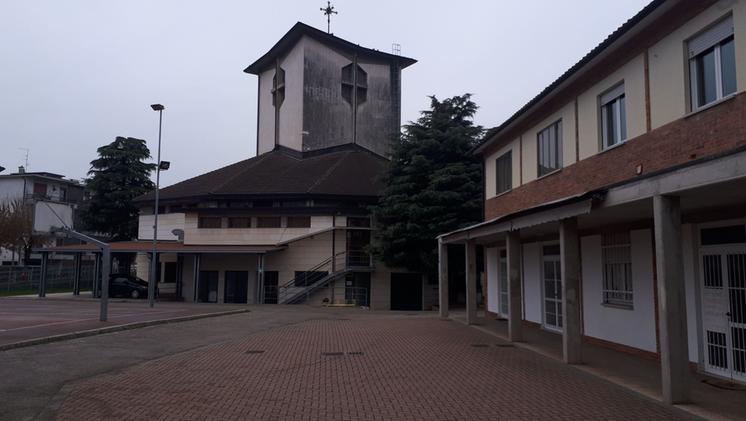 Il piazzale interno dietro la chiesa dei Ferrovieri