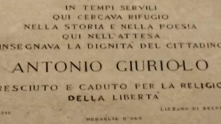 Il cippo che ricorda la morte  Toni Giuriolo a Lizzano in Belvedere (Bo) La targa dedicata a Toni Giuriolo alla biblioteca Bertoliana 