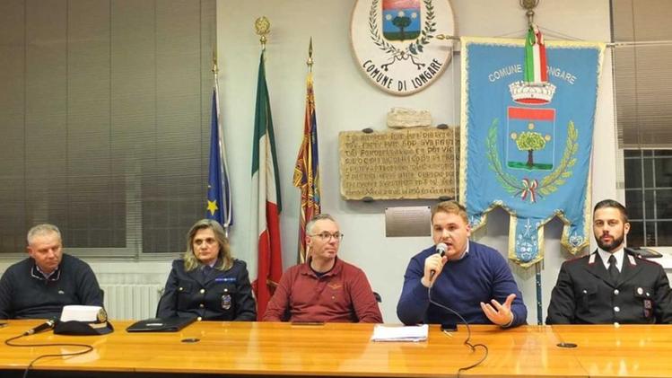 Il sindaco Matteo Zennaro, secondo da destra, all’incontro pubblico sulla sicurezza.  MAZZARETTO