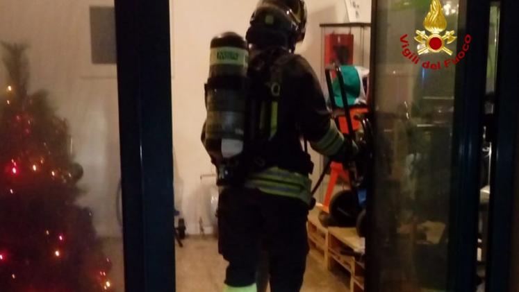 Un vigile del fuoco all'interno del negozio di Rosà