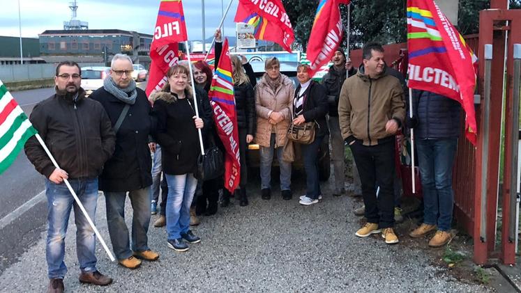 Il picchettto di sindacalisti che si è incontrato davanti i cancelli della Ideal Fenster Group per la protesta