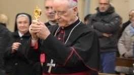 Il vescovo con la reliquia.   M.M.