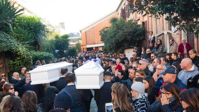 I funerali delle due 16enni investite da un'auto