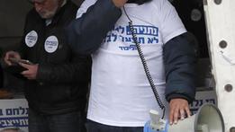 Benyamin Netanyahu ha stravinto le primarie del Likud con oltre il 70 per cento dei voti e ora si appresta ad affrontare Benny Gantz e gli avversari di “Blu e Bianco” alle prossime elezioni generali fissate per il 2 marzo. GALI TIBBON/AFPI sostenitori di Natanyahu alle ultime primarie. EPA/ATEF SAFADI