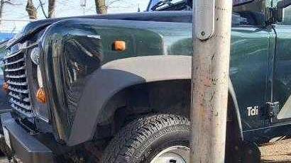 Uno dei veicoli danneggiato dal raid vandalico a Magré