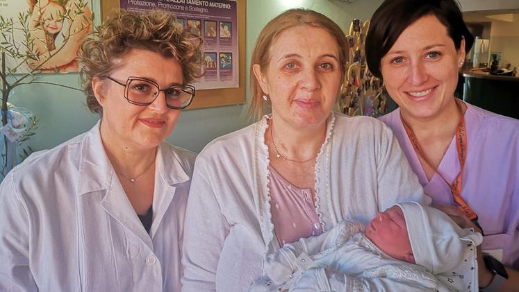 Da sinistra la dottoressa Sabrina Scalchi, Larisa Besleaga con la figlia Bianca Mia, l’ostetrica Elisa