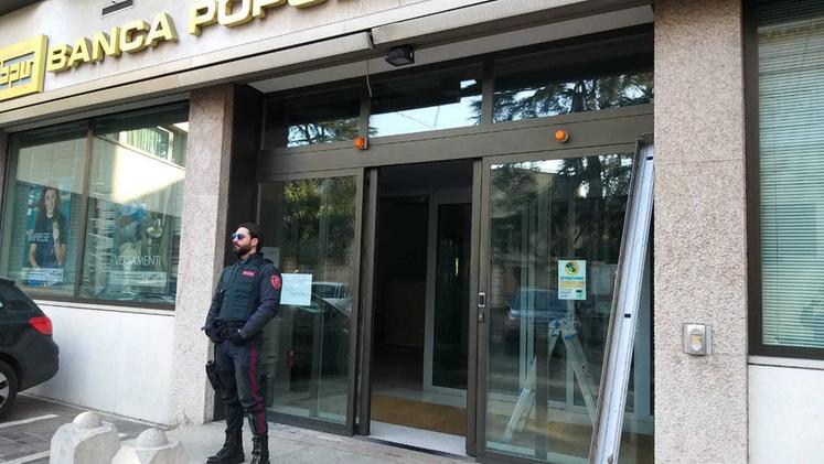 L'esterno del Banco Bpm preso d’assalto (Foto G. Zordan)