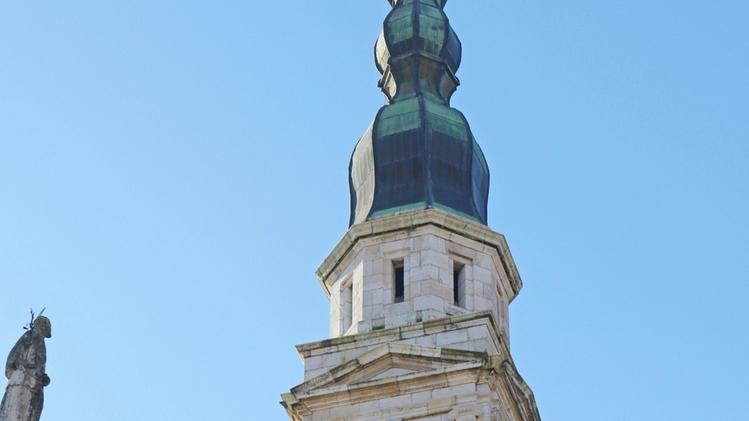 La torre campanaria alta 65 metri, priva di campane.  FOTO CISCATO