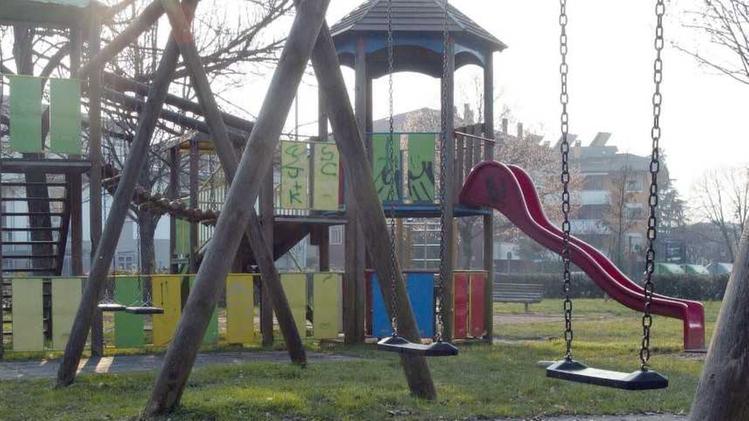 Uno scivolo in un parco giochi (Foto Archivio)