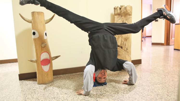 Gabriele Napoli improvvisa un numero di breakdance nella redazione del GdV. FOTO CECCON