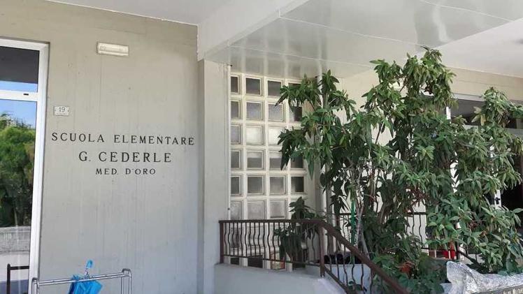 La zona di ingresso della scuola primaria “Cederle” di Montebello.  M.G.